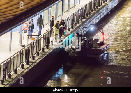 London, UK. 19th Jan, 2017. Bomb disposal experts from the Royal Navy arrive at Victoria Embankment to defuse and remove an unexploded bomb discovered between Hungerford Bridge and Westminster Bridge, near the Houses of Parliament, by engineers working in the River Thames. Credit: Paul Davey/Alamy Live News Stock Photo