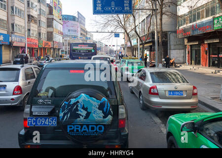 Traffic on approach road to Wuzhong, Ningxia province, China Stock Photo