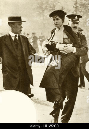 Suffragette Emmeline Pankhurst (15 July 1858 – 14 June 1928) is arrested for the eigth time in three years. Outside Buckingham Stock Photo