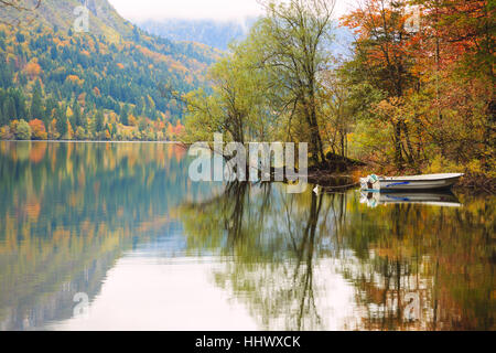 Beautiful autumn scenery at lake Bohinj, Triglav National Park, Julian Alps, Slovenia Stock Photo