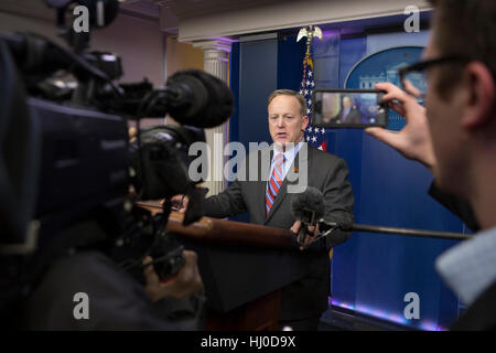 Washington, USA. 20th January, 2017. White House Press Secretary Sean Spicer makes a statement at the White House in Washington, DC, January 20, 2017. Credit: Chris Kleponis/EPA /CNP/MediaPunch Credit: MediaPunch Inc/Alamy Live News Stock Photo