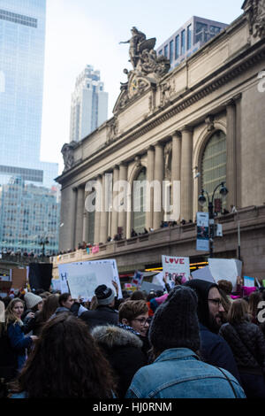 New York, NY, USA. 21st January 2017. Women's March on NYC.  Protesters approach Grand Central Station on the march route. Credit: Matthew Cherchio/Alamy Live News Stock Photo