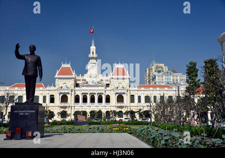 Chairman Ho Chi Minh Statue in the plaza in front of the Ho Chi Minh City Hall, Vietnam Stock Photo
