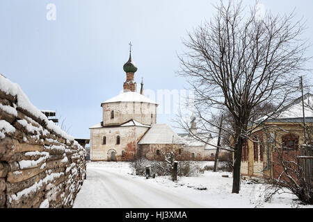 On the Way to the Exaltation of the Holy Cross Church in Korovniki Under Grey Sky. Suzdal cityscapes, Russia Stock Photo