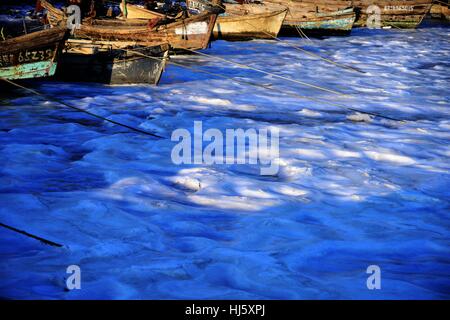 Qingdao, Qingdao, China. 22nd Jan, 2017. Qingdao, CHINA-January 22 2017: (EDITORIAL USE ONLY. CHINA OUT) .The water is partly frozen at Jiaozhou Bay in Qingdao, east China's Shandong Province, January 22nd, 2017. The thickness of the sea ice can be up to 10 centimeters. Credit: SIPA Asia/ZUMA Wire/Alamy Live News Stock Photo