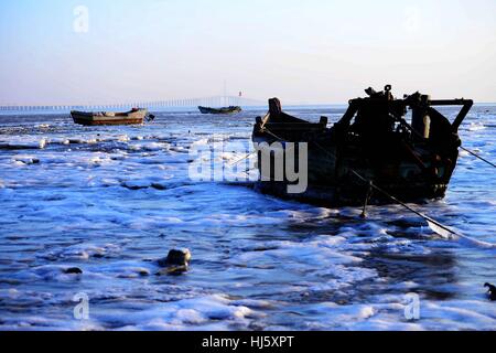 Qingdao, Qingdao, China. 22nd Jan, 2017. Qingdao, CHINA-January 22 2017: (EDITORIAL USE ONLY. CHINA OUT) .The water is partly frozen at Jiaozhou Bay in Qingdao, east China's Shandong Province, January 22nd, 2017. The thickness of the sea ice can be up to 10 centimeters. Credit: SIPA Asia/ZUMA Wire/Alamy Live News Stock Photo