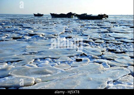 Qingdao, Qingdao, China. 22nd Jan, 2017. Qingdao, CHINA-January 22 2017: (EDITORIAL USE ONLY. CHINA OUT) .The water is partly frozen at Jiaozhou Bay in Qingdao, east China's Shandong Province, January 22nd, 2017. The thickness of the sea ice can be up to 10 centimeters. Credit: SIPA Asia/ZUMA Wire/Alamy Live News Stock Photo