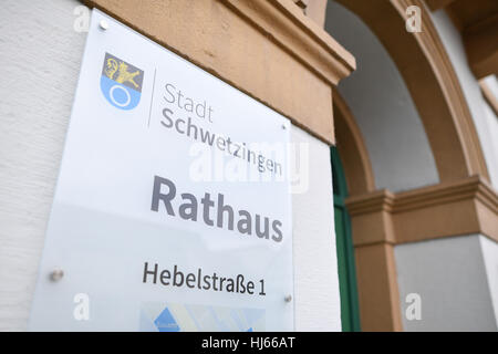 Schwetzingen, Germany. 26th Jan, 2017. A sign written with 'City of Schwetzingen Town Hall' can be seen on the entrance to town hall in Schwetzingen, Germany, 26 January 2017. Following a nationwide raid on right-wing extremists, the federal prosecutor's office will decide today whether arrest warrants will be issued. The main suspect is a 66-year-old man from Schwetzingen near Heidelberg. He is close to the 'Reichsbuerger' (Reich citizen) movement. Photo: Uwe Anspach/dpa/Alamy Live News Stock Photo