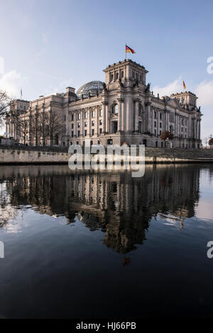 Berlin, Germany. 26th Jan, 2017. The sun shines on the Reichstag building in Berlin, Germany, 26 January 2017. This is the seat of the German Bundestag. Photo: Paul Zinken/dpa/Alamy Live News Stock Photo