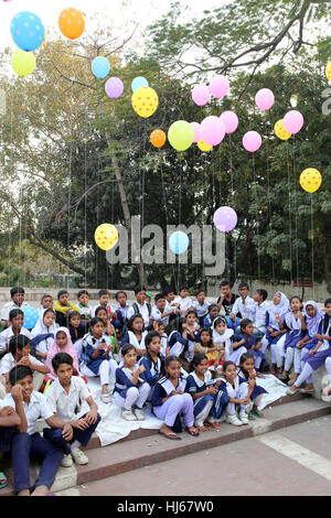 Dhaka, Bangladesh. 26th Jan, 2017. School children attended a rally with ballon to celebrate Ethics Day in front of Central Shohid Minar in Dhaka, Bangladesh on January 26, 2016. Credit: zakir hossain chowdhury zakir/Alamy Live News Stock Photo