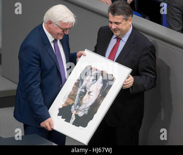 Berlin, Germany. 26th Jan, 2017. The outgoing German economic minister Sigmar Gabriel (SPD, R) presents the outgoing foreign minister Frank-Walter Steinmeier (SPD) with a portrait of the former chancellor of the Federal Republic Willy Brandt in the Bundestag in Berlin, Germany, 26 January 2017. The artist and actor Armin Mueller-Stahl created the portrait. Photo: Kay Nietfeld/dpa/Alamy Live News Stock Photo