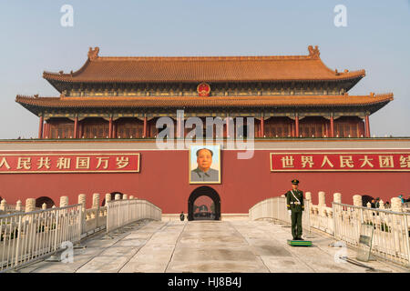 Guardsman in front of portrait of Mao Zedong, Gate of Heavenly Peace, Beijing, China Stock Photo