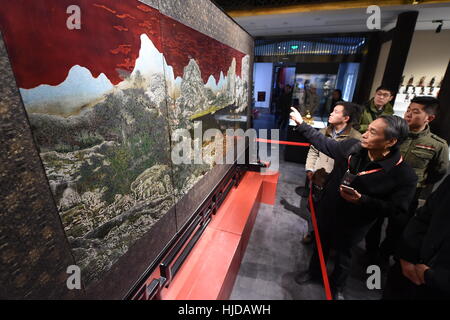 Fuzhou, China's Fujian Province. 24th Jan, 2017. Visitors view a lacquer screen of artist Li Zhiqing during a lacquer art exhibition in Fuzhou, capital of southeast China's Fujian Province, Jan. 24, 2017. Credit: Lin Shanchuan/Xinhua/Alamy Live News Stock Photo