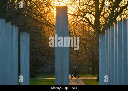 London, UK. 24th January 2017. The winter sun sets over the 7/7 memorial in Hyde Park. Credit: Matthew Chattle/Alamy Live News Stock Photo