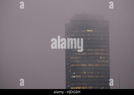 Millbank Tower, London, UK. 25th Jan, 2017. Weather. Patchy fog at Millbank and Vauxhall but the Palace of Westminster and downstream in clear weather. Credit: Malcolm Park editorial/Alamy Live News
