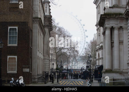 London, UK. 25th January, 2017. Fog covering the London Eye from Downing Street Credit: Louise Wateridge/ZUMA Wire/Alamy Live News Stock Photo