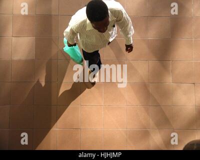 Puerto Ordaz, Venezuela. 23th January 2017. Daily life in search of food at the entrance of a supermarket in Puerto Ordaz, Venezuelans should visit several supermarkets in search of food because of the scarcity of several items in the basic food basket. Jorgeprz/Alamy Live News Stock Photo