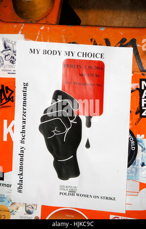 Sticker: rote Karte, politischer Slogan: 'My Body, my choice', Berlin-Kreuzberg. Stock Photo