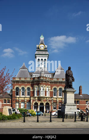 Grantham Town Hall and statue of Sir Isaac Newton, Lincolnshire, England, UK Stock Photo
