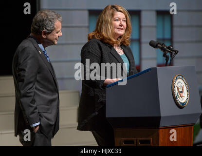 Pulitzer Prize-winning columnist Connie Schultz speaks at a memorial ...