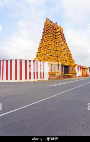 Newly built Golden Entrance gopuram tower, Swarna Vaasal, of the Nallur Kandaswamy Kovil Hindu Temple along main road, Jaffna Stock Photo