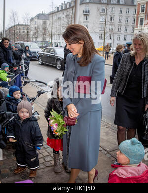 Copenhagen, Denmark. 25th January 2017. Crown Princess Mary of Denmark arrives at Copenhagen Hospitality School after a Cooking Workshop on January 25, 2017. The president of Iceland is in Denmark for an two day state visit. POINT DE VUE OUT - NO WIRE SERVICE - Photo: Patrick van Katwijk/Dutch Photo Press/dpa Stock Photo