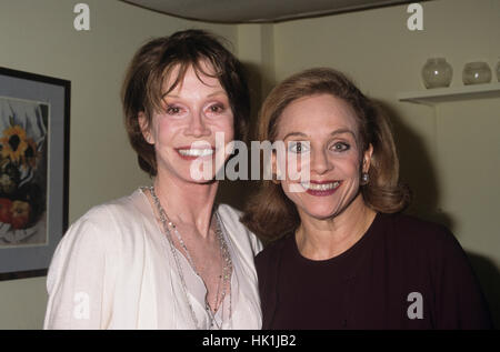 FILE PIC: 25th January 2017. Mary Tyler Moore dies aged 80. Mary Tyler Moore is an American actress, primarily known for her roles in television sitcoms. Mary Tyler Moore visits Valerie Harper backstage at the 'Tale of the Allergist's Wife' at the Barrymore Theater in New York, NY on April 17, 2002 © Joseph Marzullo/ MediaPunch/Alamy Live News Stock Photo