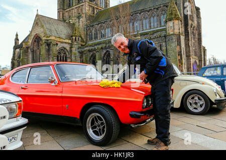 Paisley, Scotland, UK. 25th January 2017. Over 10000 spectators turned out in Paisley town centre, outside the town's famous historical abbey to cheer off the 80 entrants to this years Monte Carlo Rally. Image is of KEN TODD from Stirling polishing his 1973 Ford Caapri RS3100 before the race begins Credit: Findlay/Alamy Live News Stock Photo