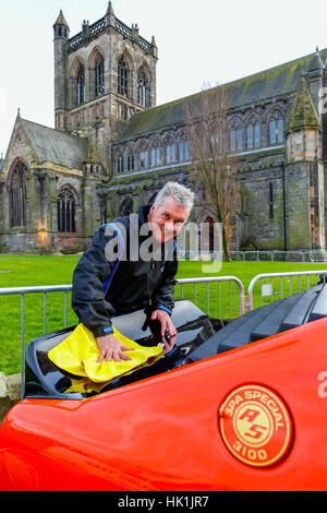 Paisley, Scotland, UK. 25th January 2017. Over 10000 spectators turned out in Paisley town centre, outside the town's famous historical abbey to cheer off the 80 entrants to this years Monte Carlo Rally.  This image is of KEN TODD from Stirling polishing his 1973 For Capri  RS3100 before the race begins Credit: Findlay/Alamy Live News Stock Photo