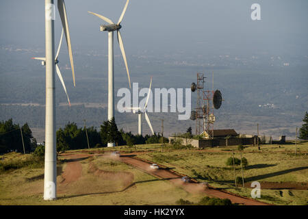 KENYA, Nairobi, Ngong Hills, 25,5 MW Wind Power Station with Vestas and Gamesa wind turbines, owned and operated by KENGEN Kenya Electricity Generating Company / KENIA, Ngong Hills Windpark, Betreiber KenGen Kenya Electricity Generating Company mit Vestas und Gamesa Windkraftanlagen Stock Photo