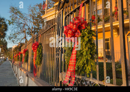 CHRISTMAS WREATHS EDMONDSTON-ALSTON HOUSE MUSEUM EAST BATTERY CHARLESTON SOUTH CAROLINA USA Stock Photo