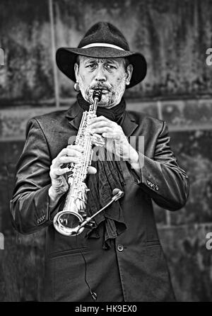 Artist at work on High Street during the Edinburgh Festival and Fringe. Stock Photo