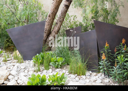 English modern contemporary gravel garden with screens Chelsea Flower Show England UK Designer: Andy Sturgeon Stock Photo