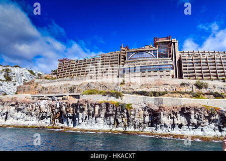 The impressive Gloria Palace Amadores Thalasso Hotel on the cliffs, Puerto Rico, Gran Canaria Stock Photo