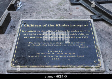 London, UK. 27th January 2017. Holocaust Memorial Day commemorates the  liberation of Auschwitz-Birkenau by Soviet troops. Monument to the Children of the Kindertransport, 10,000 mainly Jewish Children who fled Nazi europe in 1938 and 1939 and fled to London by train arriving at Liverpool Street station. © claire doherty/Alamy Live News Stock Photo