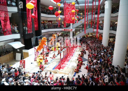 Sydney, Australia. 28th January, 2017. Market City shopping centre in Sydney’s Chinatown celebrated Chinese New Year with entertainment, offers and giveaways. Jin Wu Koon – High Poles Performance. Credit: Richard Milnes/Alamy Live News Stock Photo