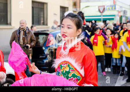 Madrid, Spain. 28th January, 2017.  Chinese people in the celebration of Chinese New Year in Usera quarter on 28th January, Madrid, Spain. Credit: Enrique Davó/Alamy Live News. Stock Photo