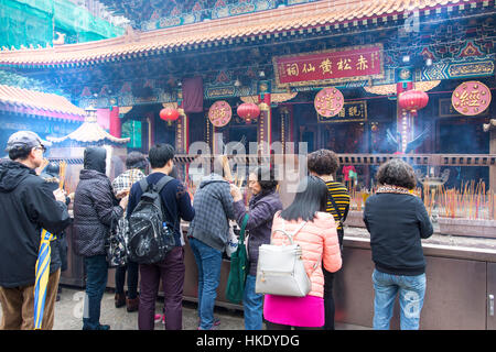 Faithful prayer in Sik Sik Yuen Wong Tai Sin temple in Hong Kong Stock Photo