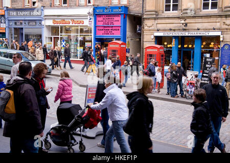 Royal Mile, Edinburgh. shop selling gifts heritage of Scotland with tourists Stock Photo