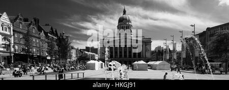 The Council House building reflected in the infinity pool, and fountains, Old Market Square, Nottingham city centre, Nottinghamshire, England. Stock Photo