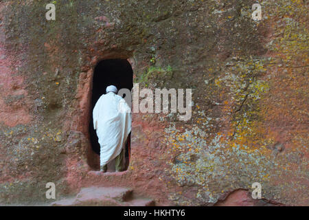 Pilgrim at the Church of Saint Uraiel, one of the rock hewn churches in Lalibela (UNESCO World Heritage site), Ethiopia Stock Photo