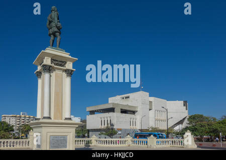 Colombia, Magdalena, Santa Marta, Rodrigo Bastidas statue & Banco de la Republica Stock Photo