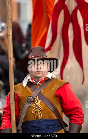 English Civil War Pikeman Cheshire, UK. 28th Jan, 2017.  Battle Flags fly on Holly Holy Day & Siege of Nantwich re-enactment. For over 40 years the faithful troops of The Sealed Knot have gathered in the historic town for a spectacular re-enactment of the bloody battle that took place almost 400 years ago and marked the end of the long and painful siege of the town. Roundheads, cavaliers, and other historic entertainers converged upon the town centre to re-enact the Battle. The siege in January 1644 was one of the key conflicts of the English Civil War. Stock Photo