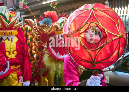 Madrid, Spain. 28th January, 2017. Chinese neighbours celebrate the New Year of Rooster Parade that takes place at Usera district. This neighbourhood alone concentrates 10000 people of the chinese community in Madrid. Credit: Facto Foto/Alamy Live News Stock Photo