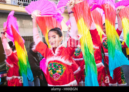 Madrid, Spain. 28th January, 2017. Chinese neighbours celebrate the New Year of Rooster Parade that takes place at Usera district. This neighbourhood alone concentrates 10000 people of the chinese community in Madrid. Credit: Facto Foto/Ģ����ý Live News Stock Photo