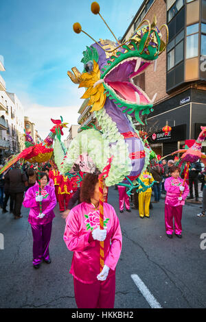 Madrid, Spain. 28th January, 2017. Chinese neighbours celebrate the New Year of Rooster Parade that takes place at Usera district. This neighbourhood alone concentrates 10000 people of the chinese community in Madrid. Credit: Facto Foto/Alamy Live News Stock Photo