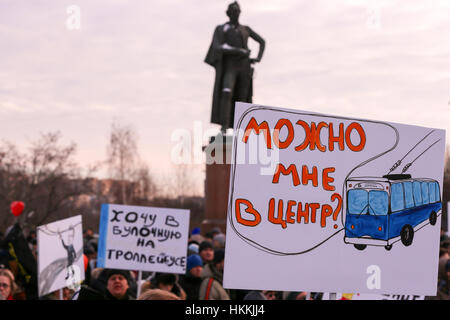 Moscow, Russia. 29th Jan, 2017. Demonstrators hold a placard during a protest in a park off Suvorovskaya Square against alleged plans by the Moscow government and the Moscow transport authority, Mosgortrans, to reduce the city's trolleybus system, currently the largest in the world. The message reads: 'May I come to central [Moscow]?' Credit: Victor Vytolskiy/Alamy Live News Stock Photo