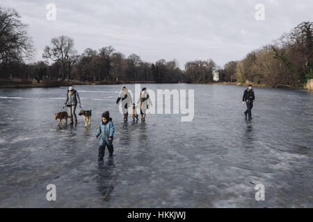 Berlin, Berlin, Germany. 29th Jan, 2017. A Policeman disperse people from a frozen lake next to Charlottenburg Palace. Due to the cold temperatures in January, a thin layer of ice has formed on the Berlin waters. Berlin Police say the ice on many lakes and rivers in the area is not safe to be on. Credit: Jan Scheunert/ZUMA Wire/Alamy Live News