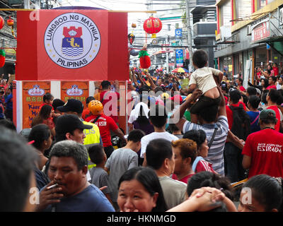 Manila, Philippines. 28th Jan, 2017. Filipinos watched the parade in Binondo, Manila Credit: Josefiel Rivera/Pacific Press/Alamy Live News Stock Photo