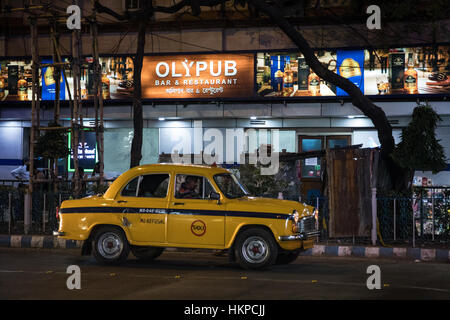 Olypub, on Park Street, one of Kolkata's (Calcutta) most well-known bars. Stock Photo